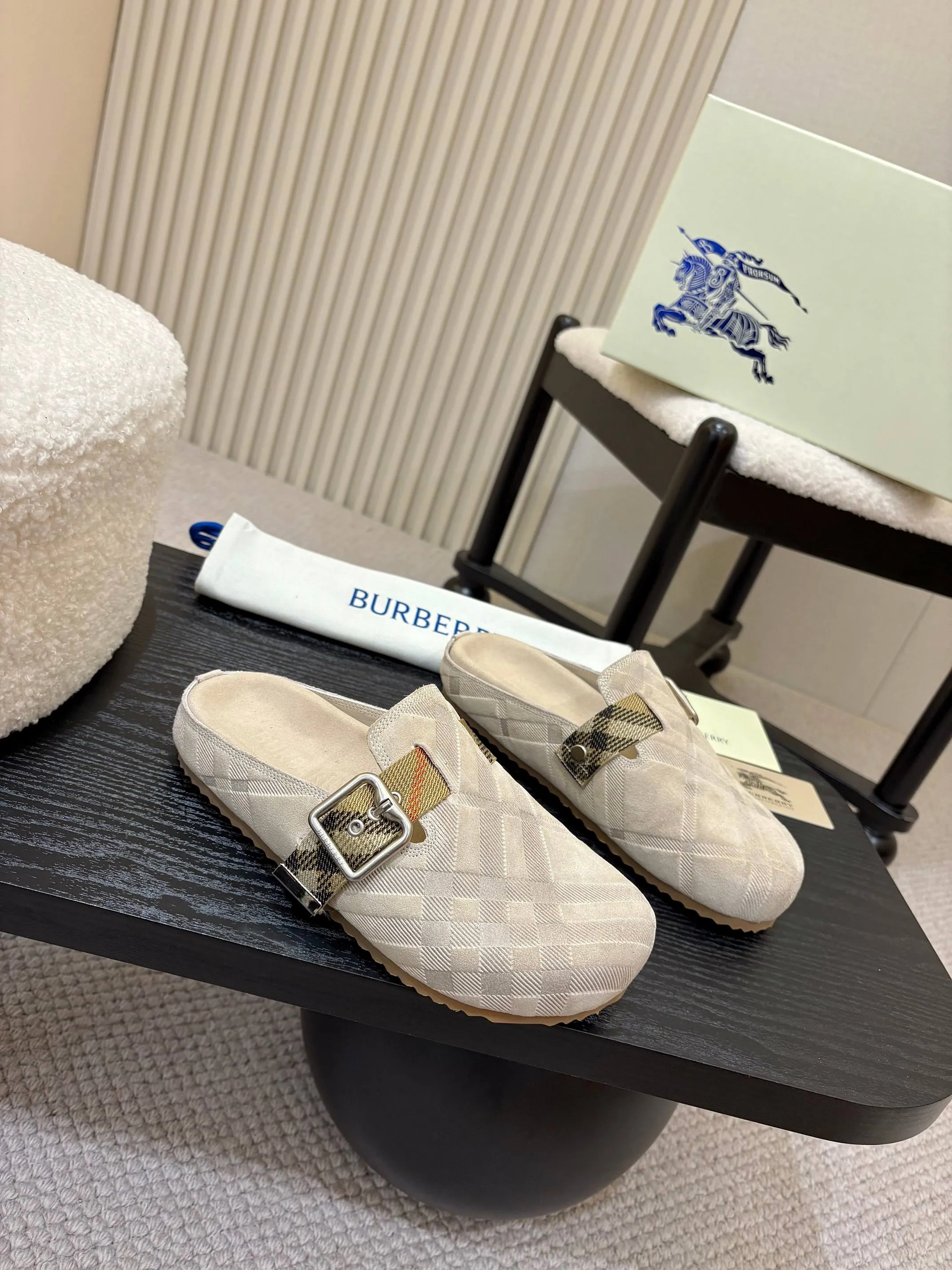 Men's Men's Shoes💰580 Burberry2025's hot-selling Birkenstock slippers are released, made of soft suede fabric and refined in Italian workshops. Featuring an embossed plaid pattern and an embossed sole embellished with the archive brand's logo. Features an adjustable B-shaped buckle strap and is embellished with the signature sand-colored Burberry check in jacquard worsted.   ✅Fabric: suede ✅Lining: silk cowhide ✅Outsole: TPU ✅Color: black, brown, pink, apricot 4 colors available ✅Code number: 35-45 for men and women (35, 45 customized)